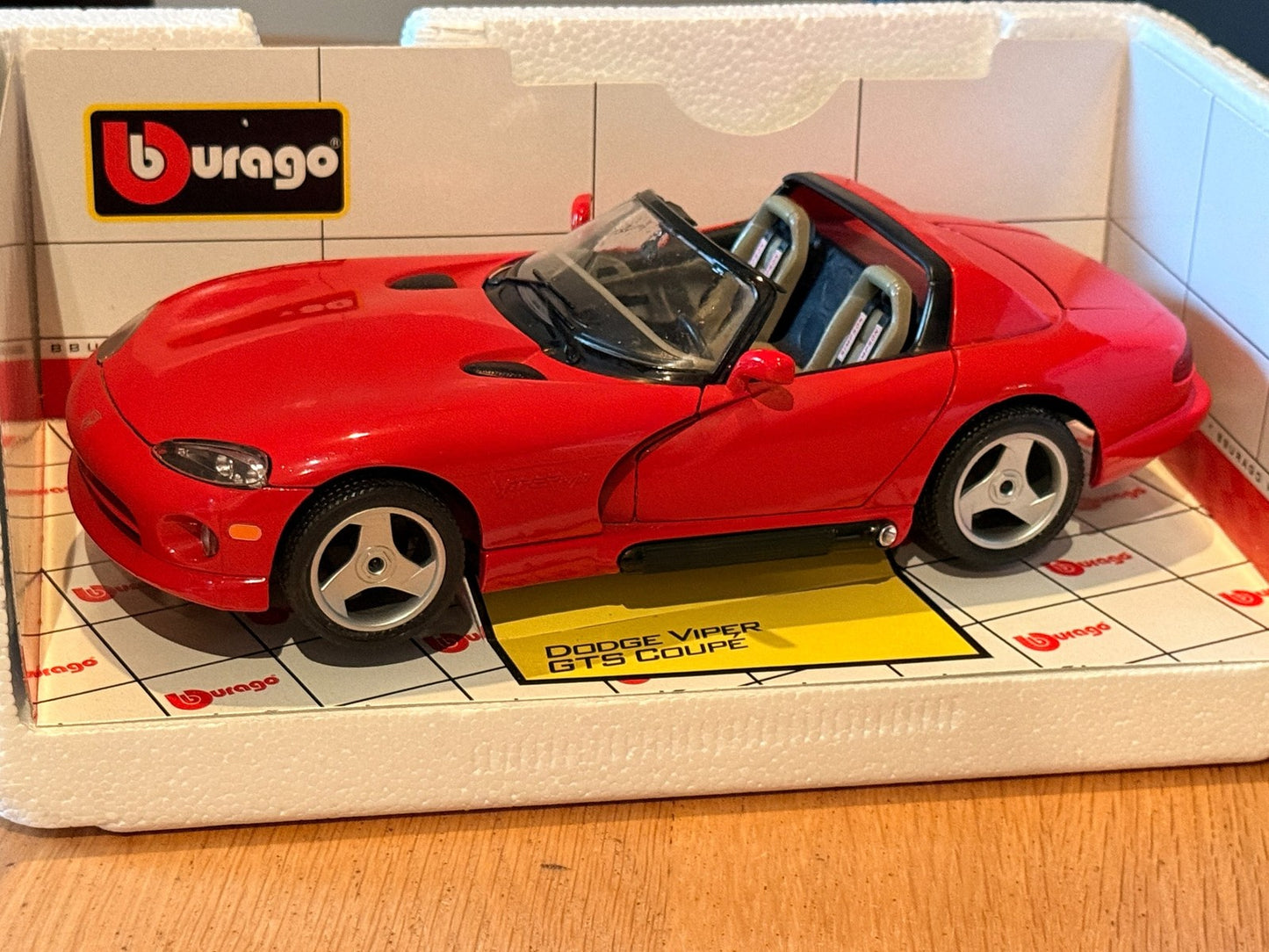 Bburago 1:18 Diecast Dodge Viper GTS Coupe