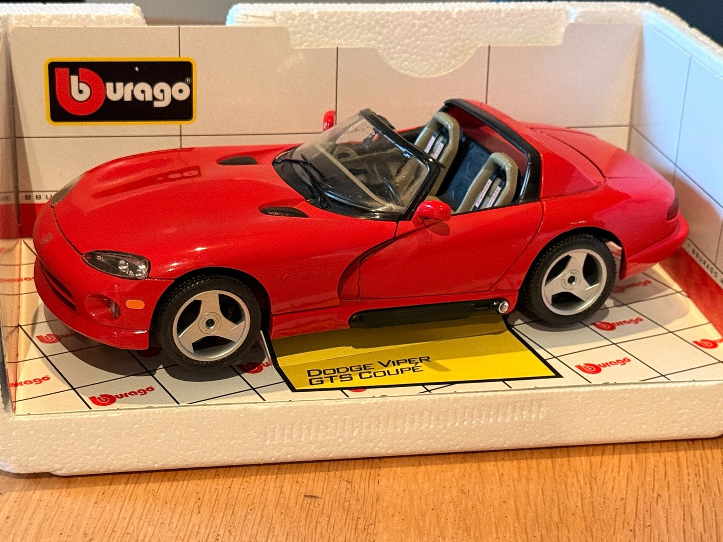 Bburago 1:18 Diecast Dodge Viper GTS Coupe