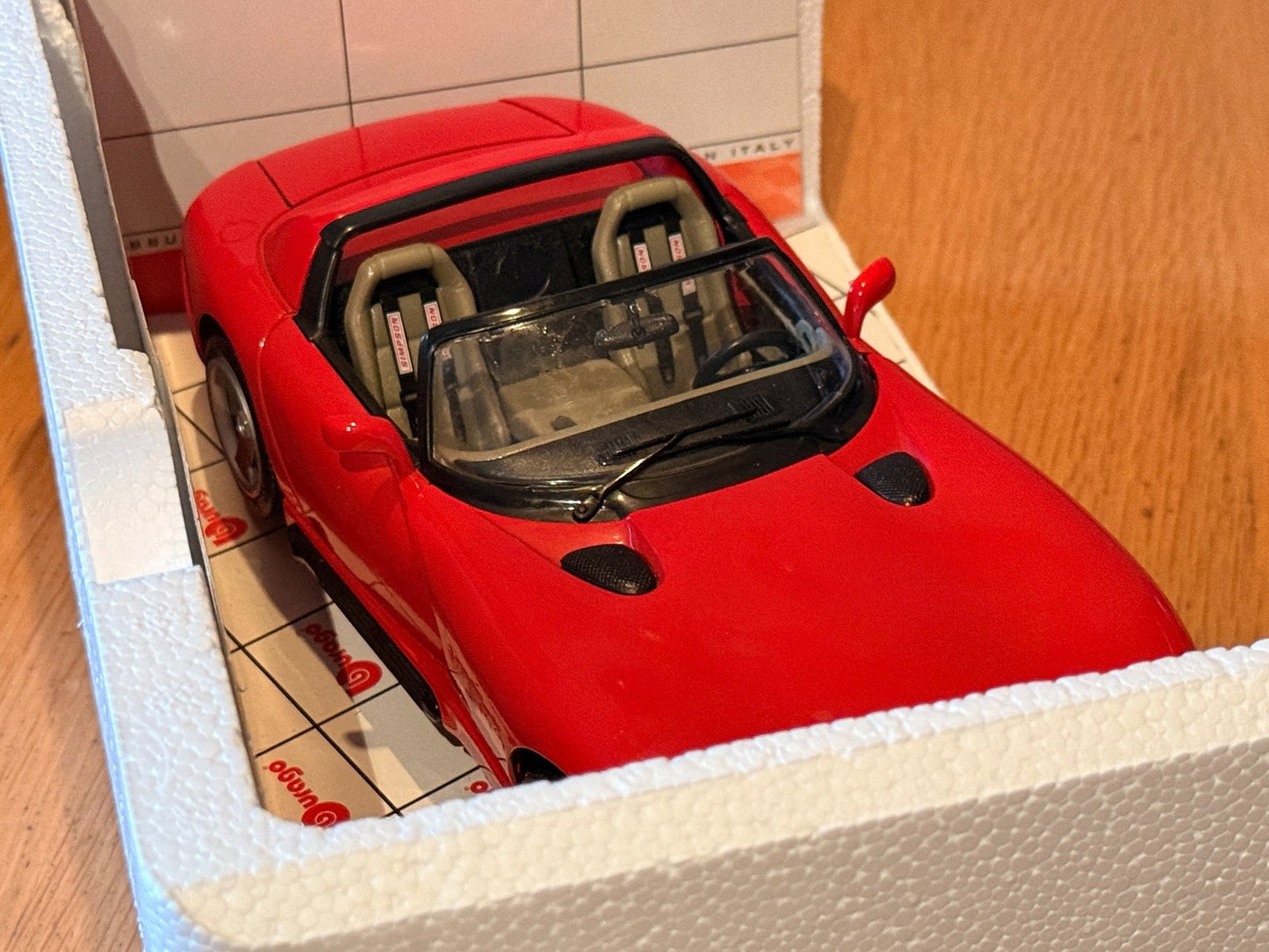 Bburago 1:18 Diecast Dodge Viper GTS Coupe