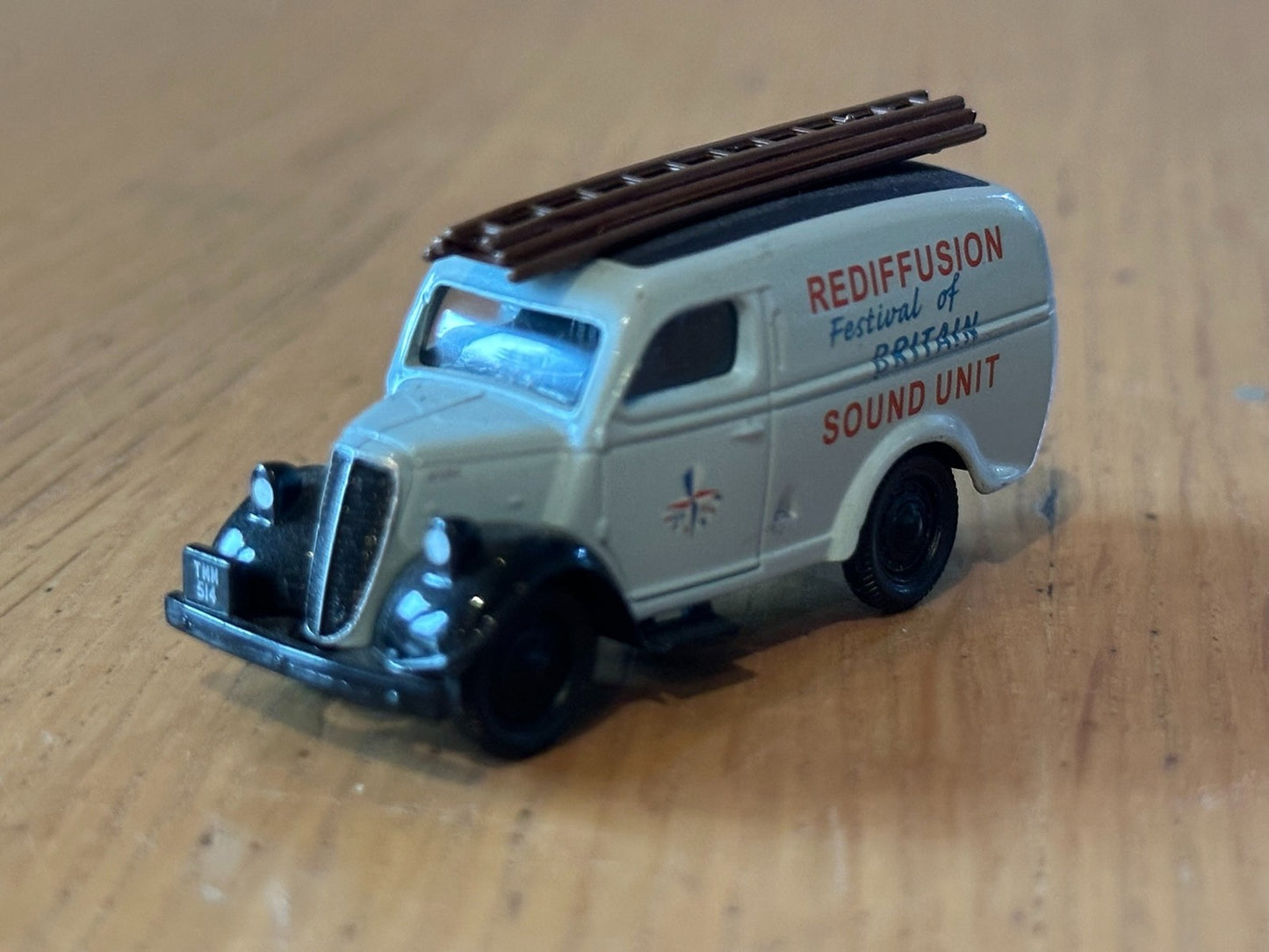 Classix Diecast 1:76 OO Gauge Ford E83W Thames Van Festival of Britain