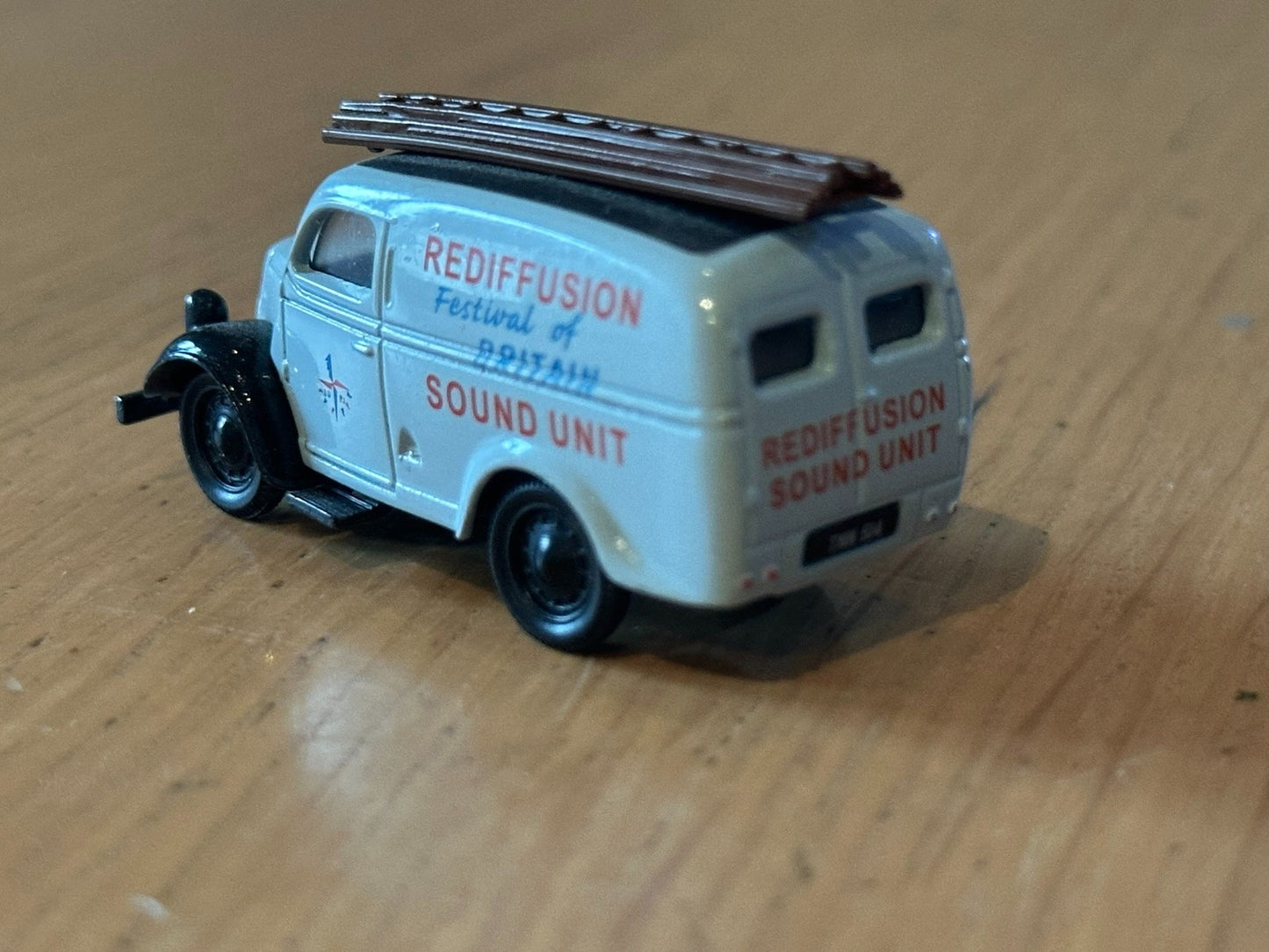 Classix Diecast 1:76 OO Gauge Ford E83W Thames Van Festival of Britain