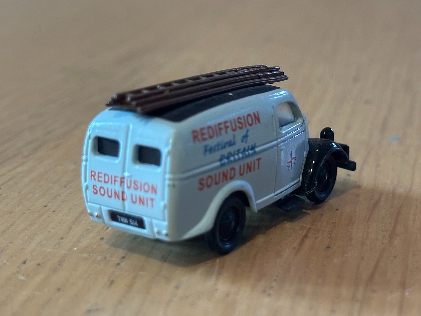 Classix Diecast 1:76 OO Gauge Ford E83W Thames Van Festival of Britain