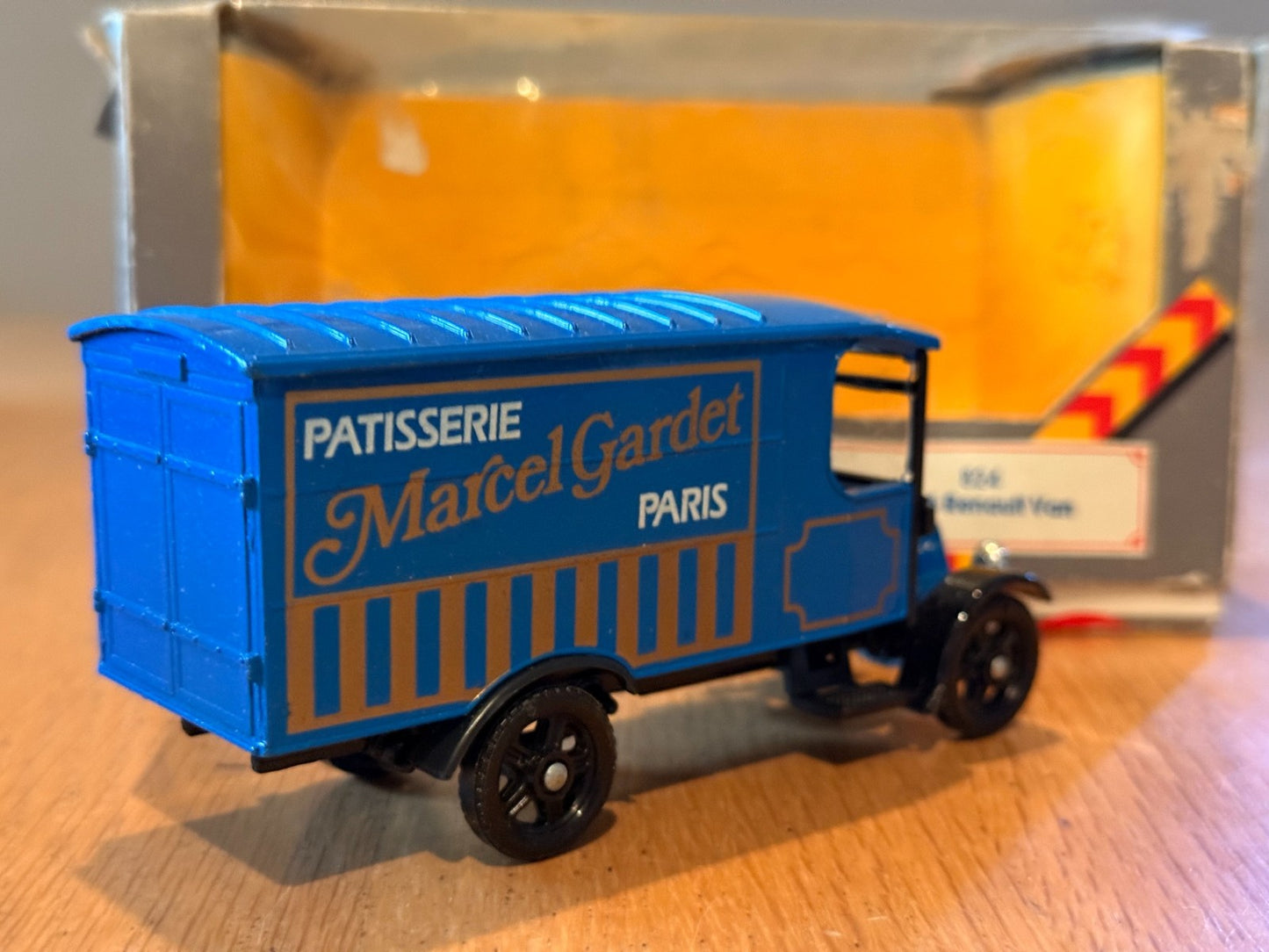 Corgi Classics 97100: 1:50 1926 Renault Van - Patisserie Marcel Gardet Paris