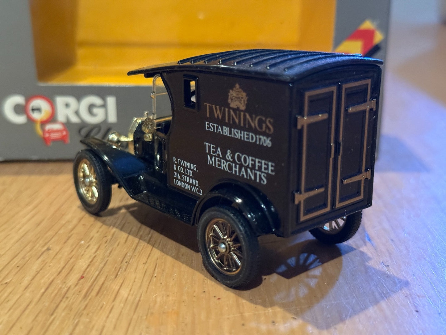 Corgi Classics 97100: 1:50 Ford Model T Van - Twinings