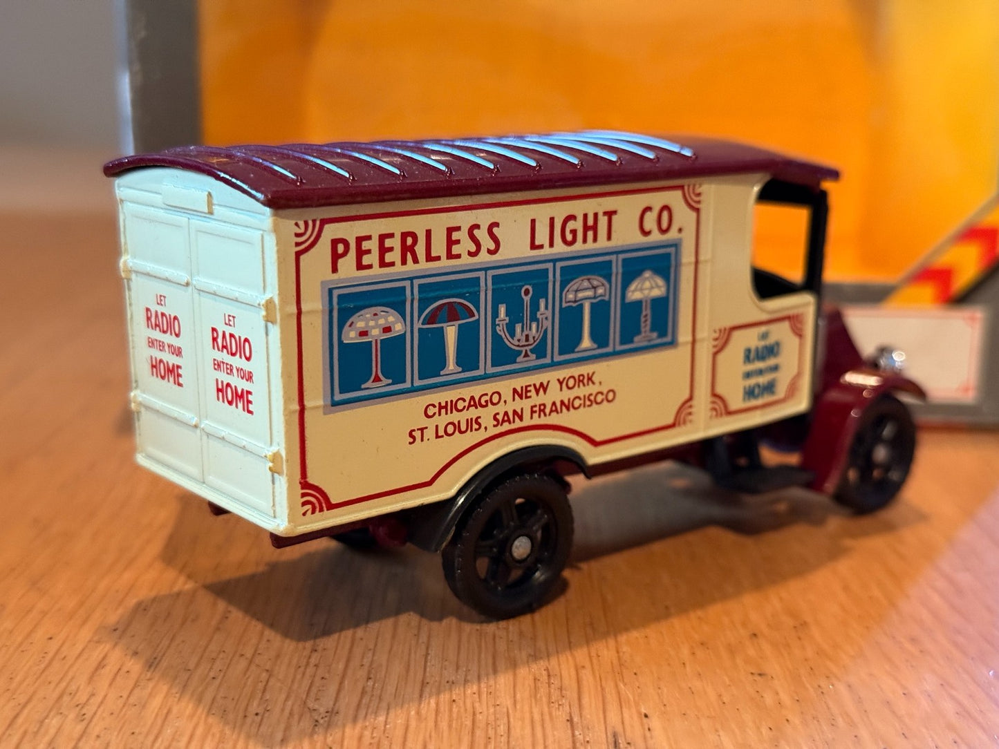 Corgi Classics 97100: 1:50 Mack Truck - Peerless Light Co,