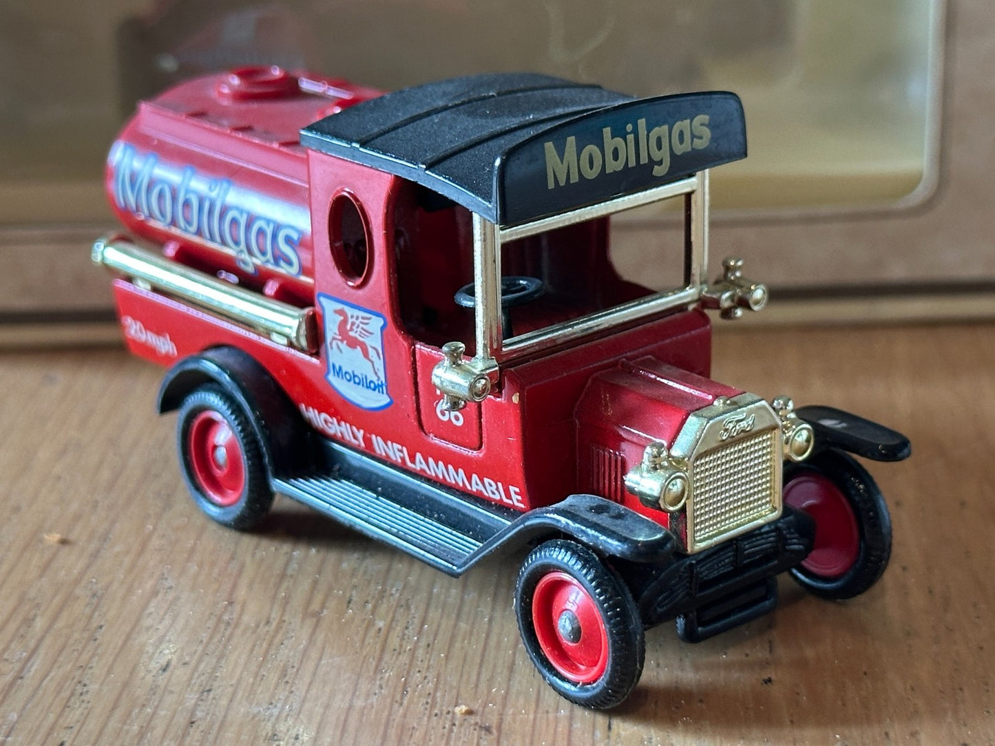 Days Gone DG08019 - Model T Ford Tanker - Mobilgas, Mobiloil No. 66