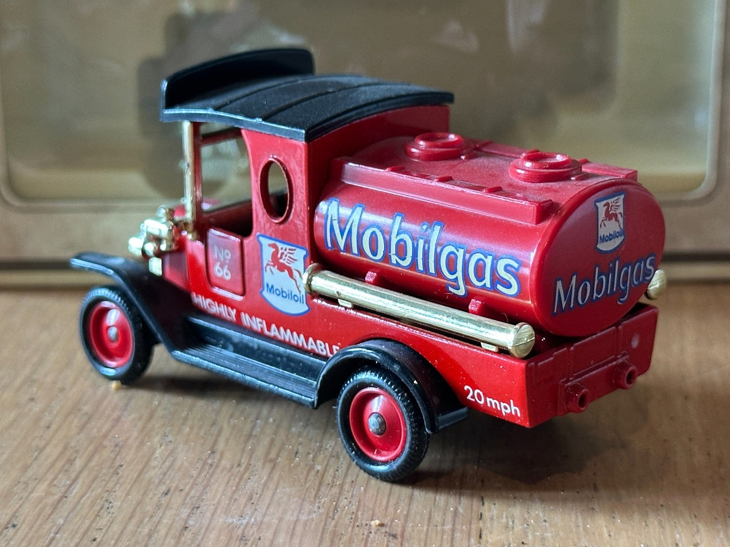 Days Gone DG08019 - Model T Ford Tanker - Mobilgas, Mobiloil No. 66