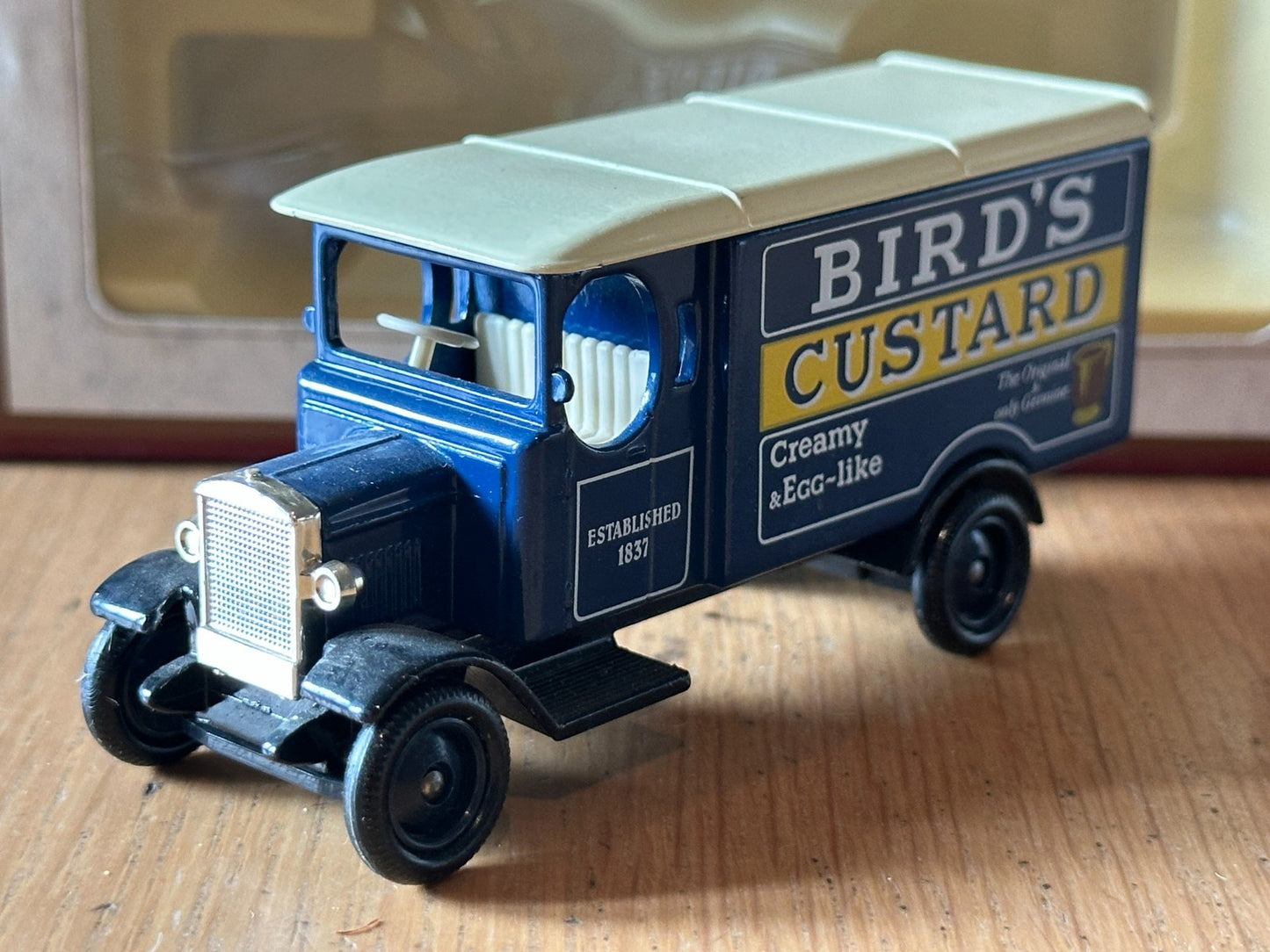 Days Gone DG43007 - Morris Van - Birds Custard