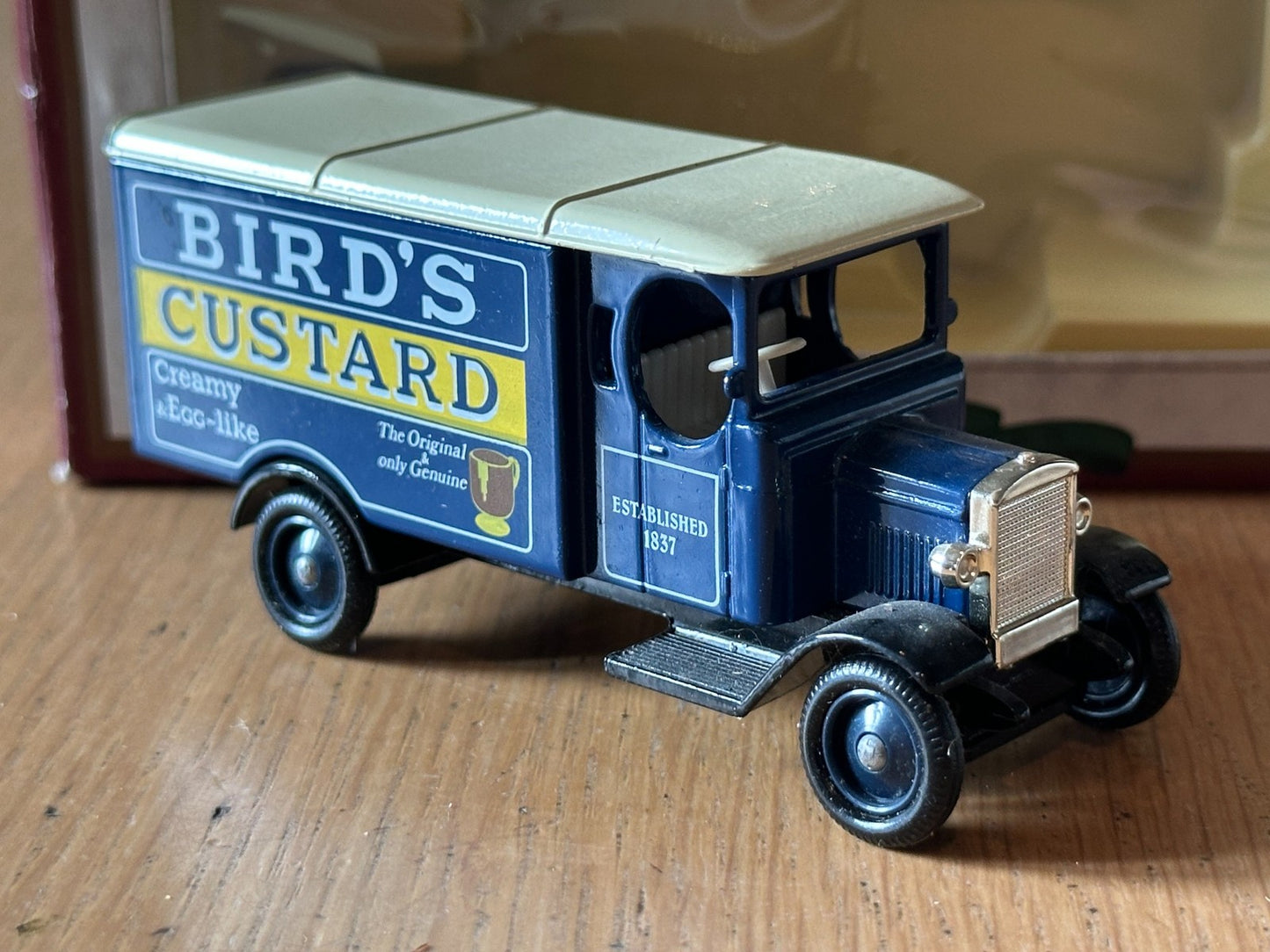 Days Gone DG43007 - Morris Van - Birds Custard