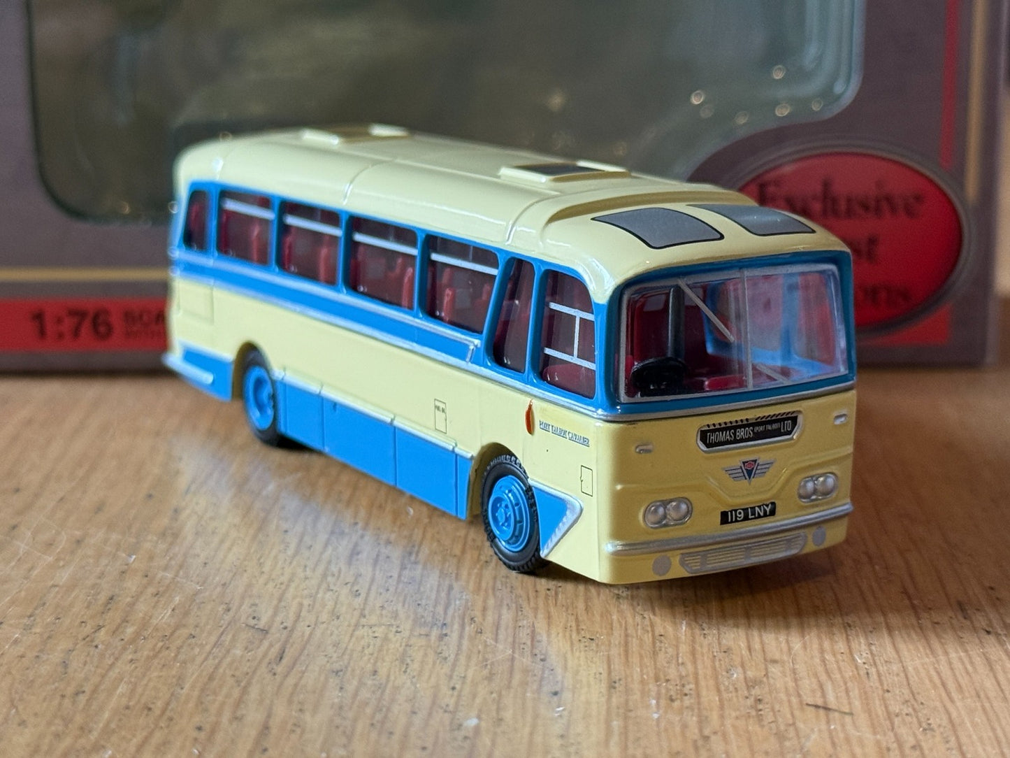 EFE 12117 - 1:76 Harrington Cavalier - Thomas Bros