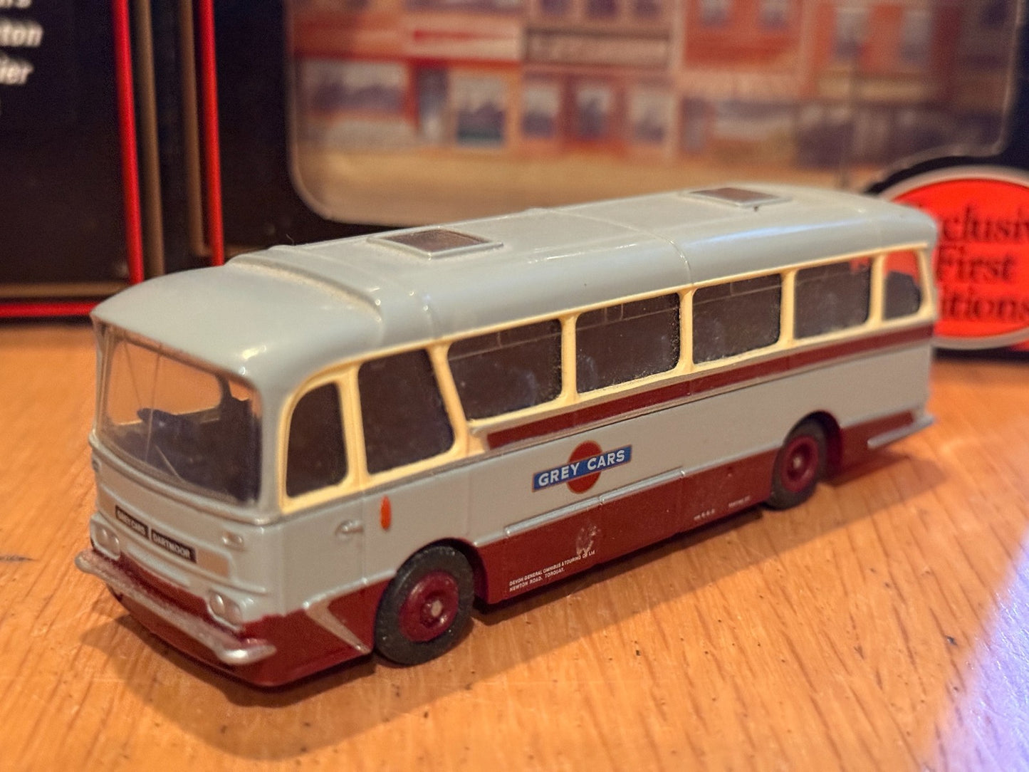 EFE OO Gauge 1:76 12302 - Harrington Grenadier Coach - Grey Cars