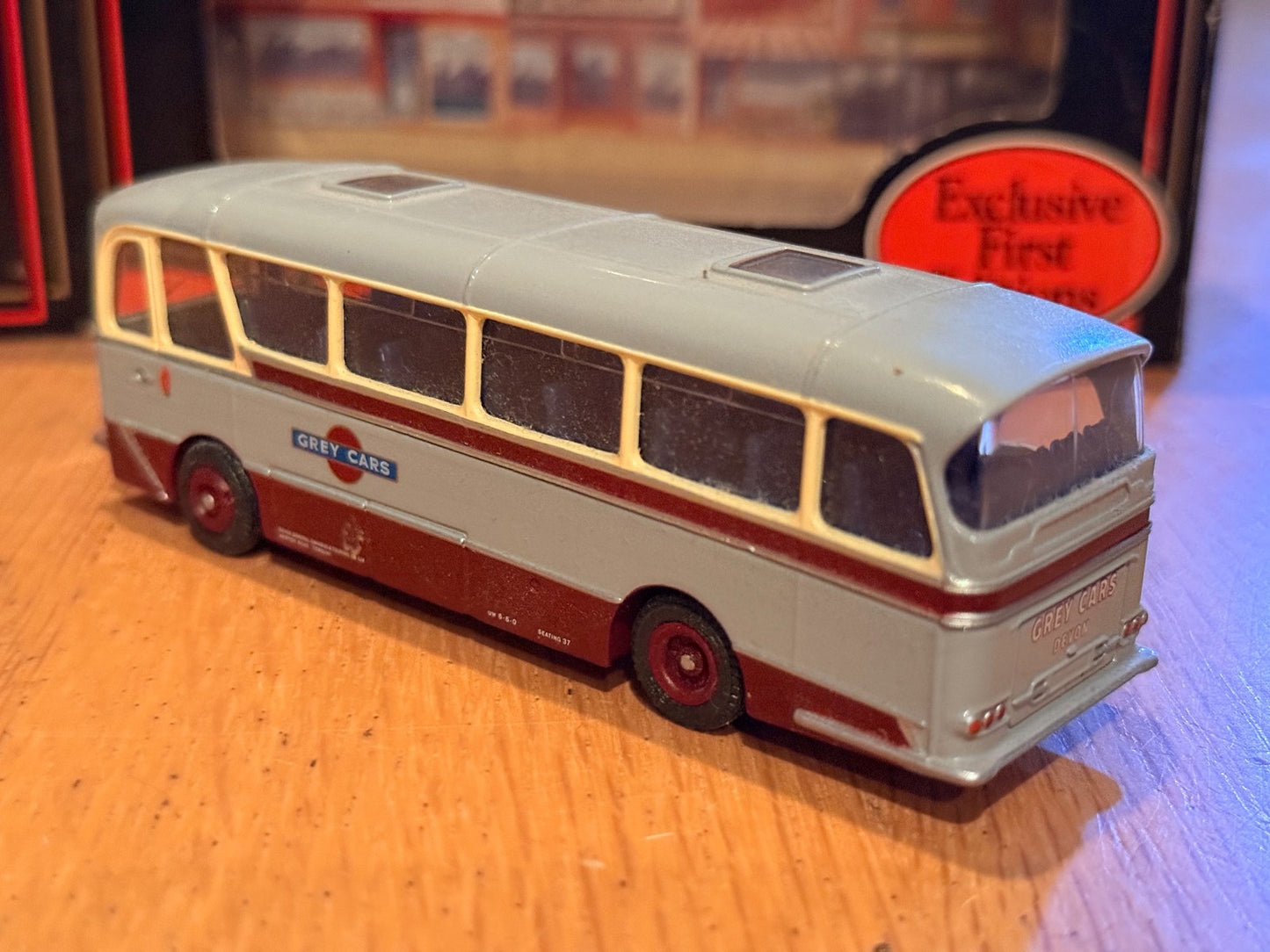 EFE OO Gauge 1:76 12302 - Harrington Grenadier Coach - Grey Cars