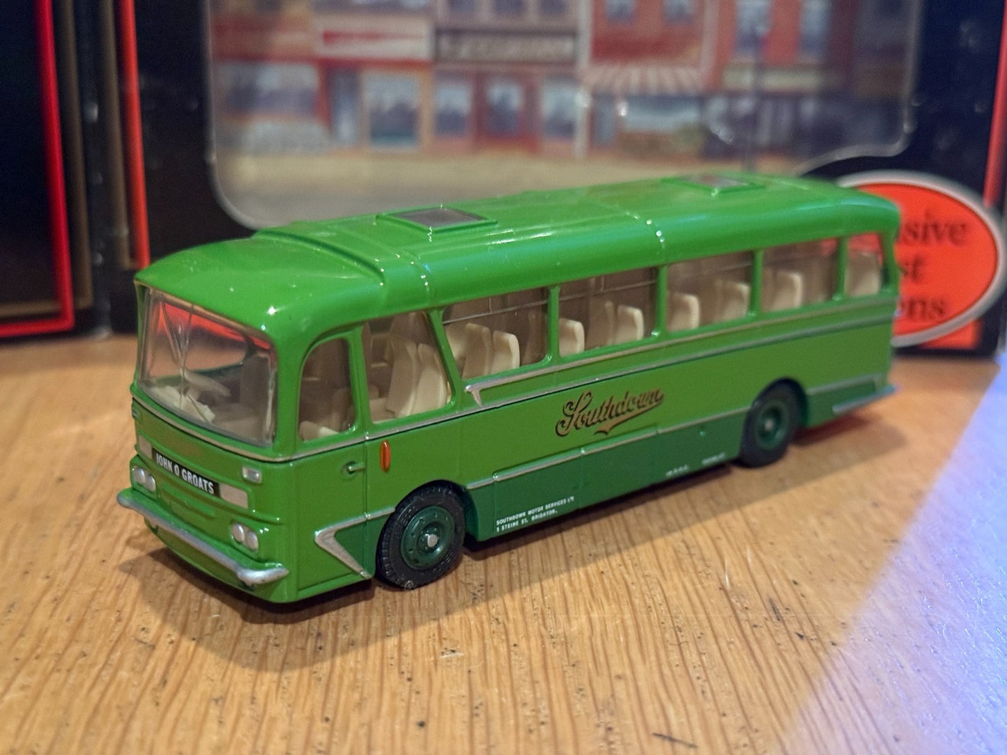 EFE OO Gauge 1:76 12304 - Harrington Grenadier/Cavalier Coach - Southdown