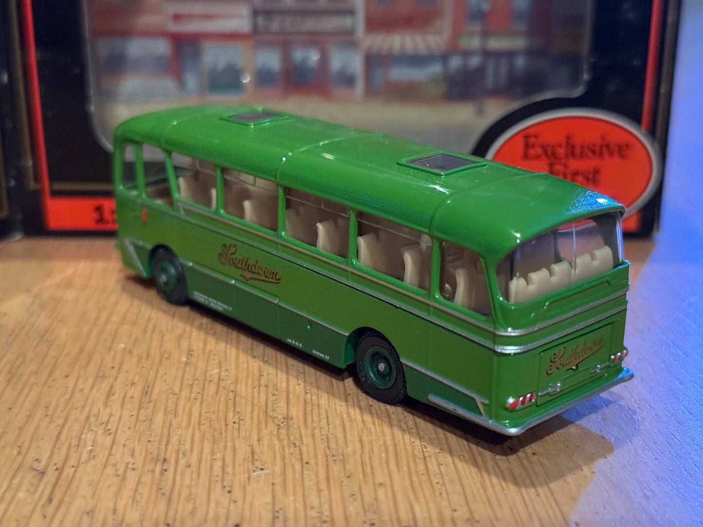 EFE OO Gauge 1:76 12304 - Harrington Grenadier/Cavalier Coach - Southdown