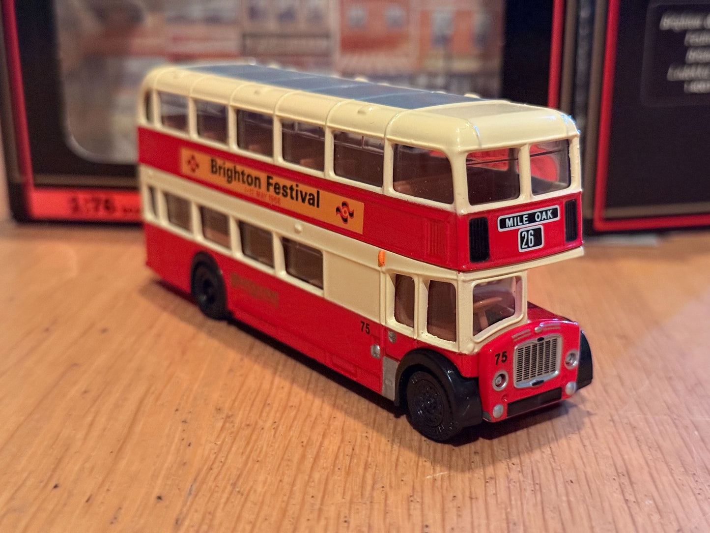EFE OO Gauge 1:76 14001 - Bristol FLF Lodekka - Late Grill - Brighton & Hove