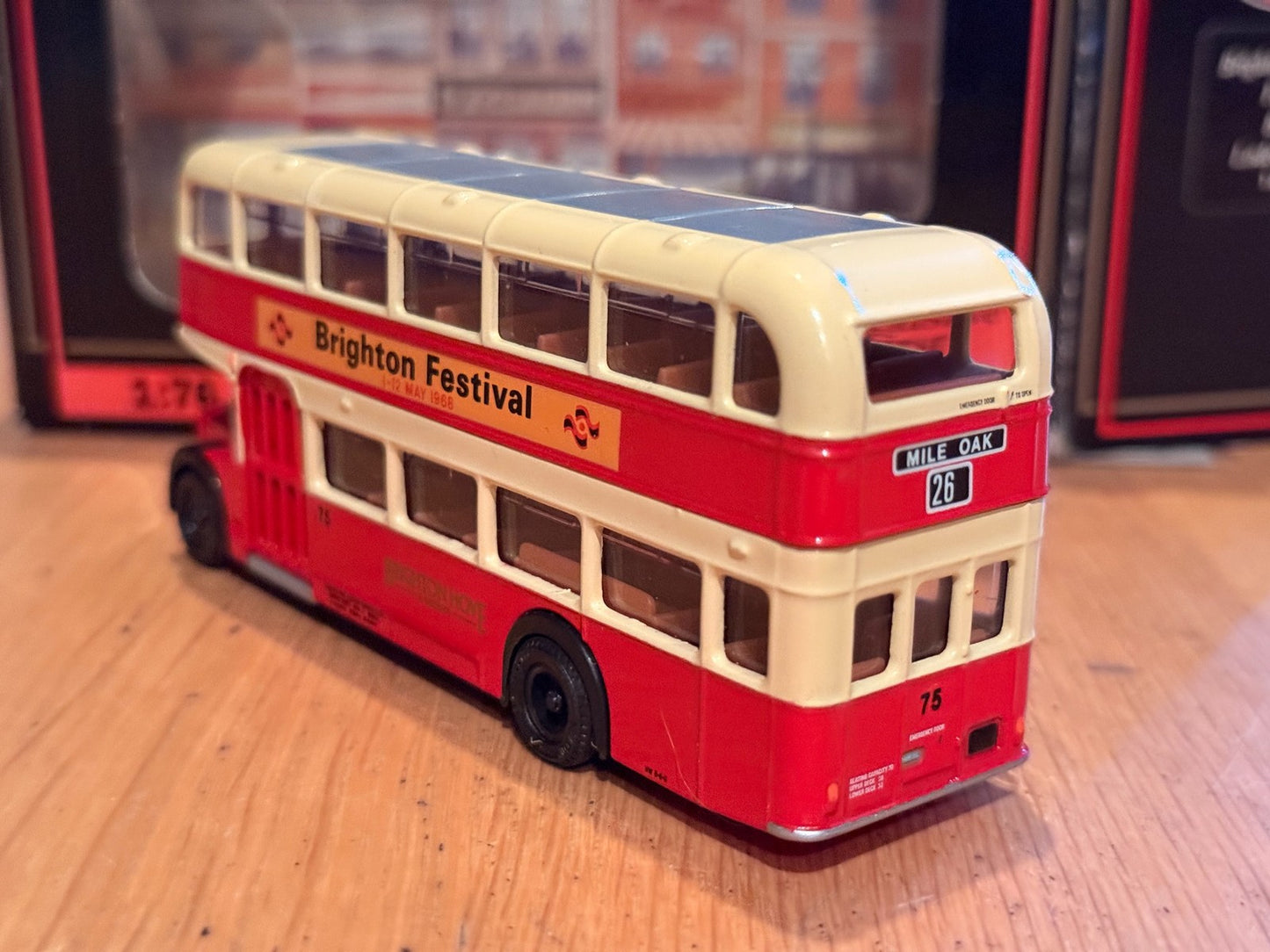 EFE OO Gauge 1:76 14001 - Bristol FLF Lodekka - Late Grill - Brighton & Hove