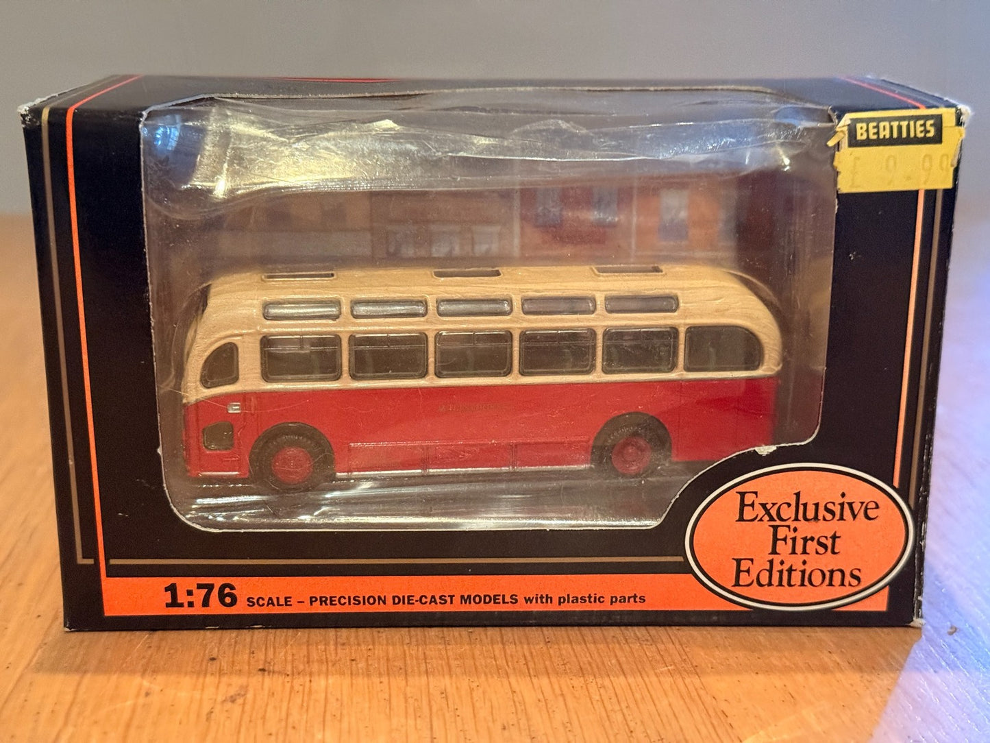 EFE OO Gauge 1:76 16205 - Bristol MW Coach - Wilts And Dorset