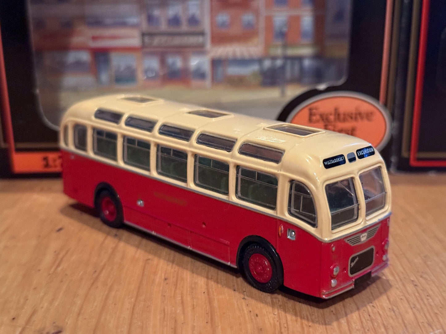 EFE OO Gauge 1:76 16205 - Bristol MW Coach - Wilts And Dorset