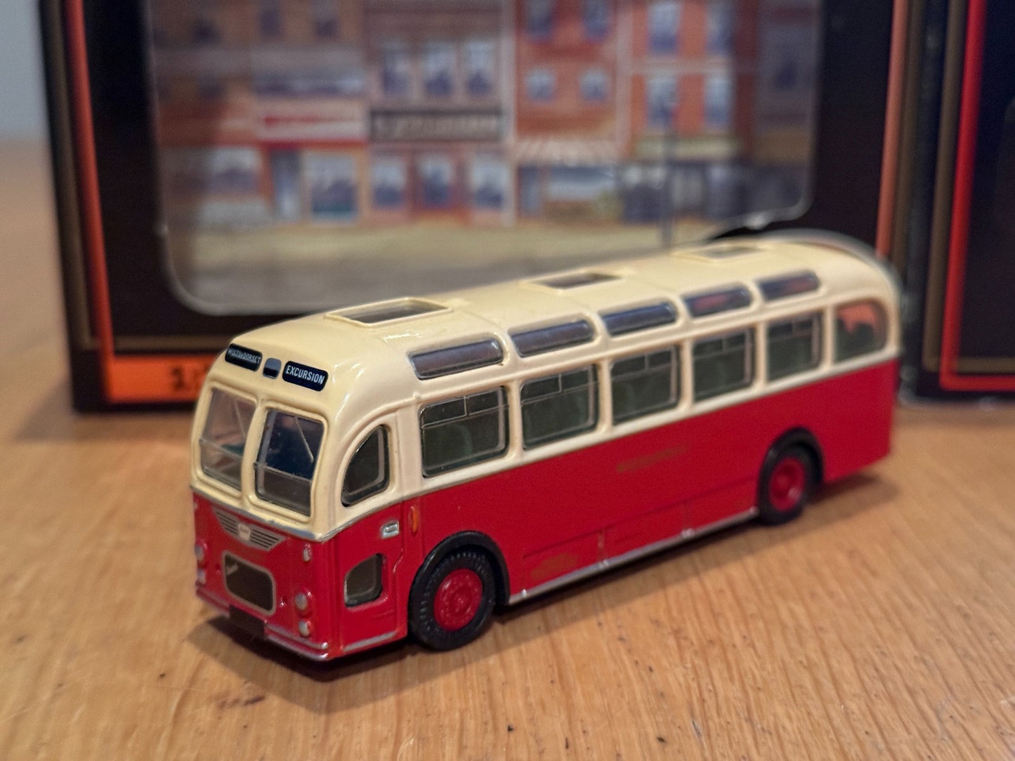 EFE OO Gauge 1:76 16205 - Bristol MW Coach - Wilts And Dorset