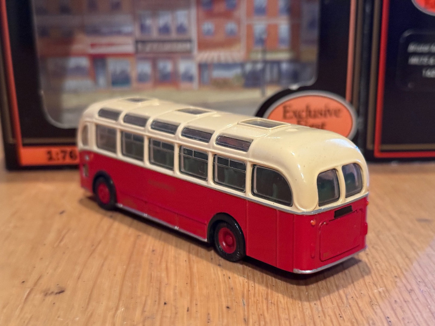 EFE OO Gauge 1:76 16205 - Bristol MW Coach - Wilts And Dorset