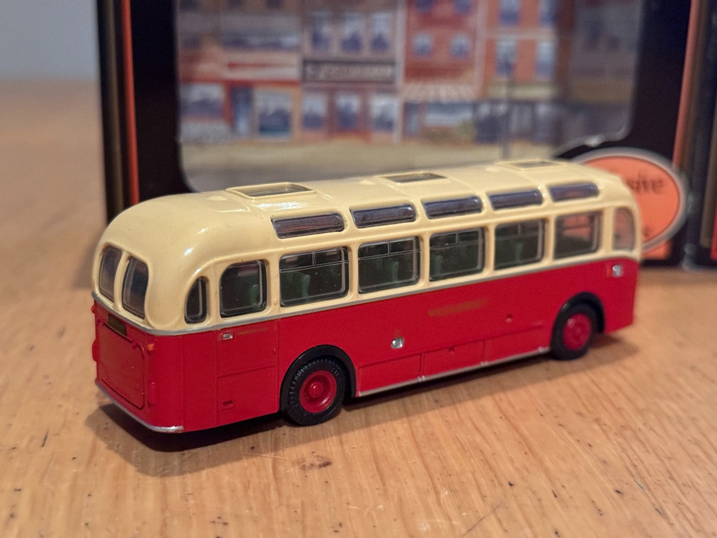 EFE OO Gauge 1:76 16205 - Bristol MW Coach - Wilts And Dorset
