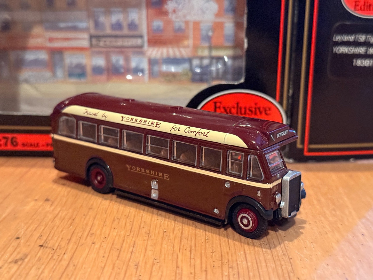 EFE OO Gauge 1:76 18301 - Leyland TS8 Tiger Type A - Yorkshire Woollen