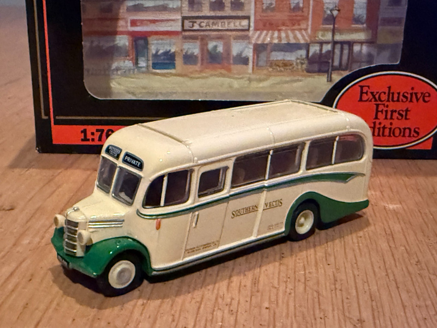 EFE OO Gauge 1:76 20101 - Bedford OB Coach Southern Vectis