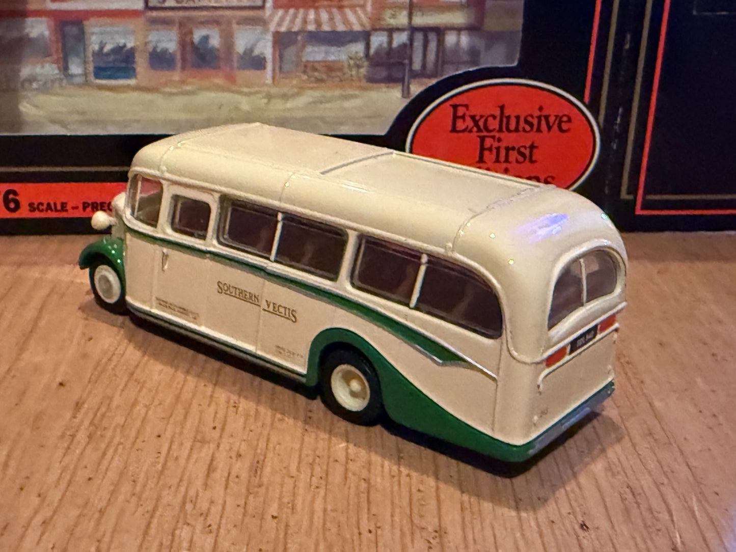 EFE OO Gauge 1:76 20101 - Bedford OB Coach Southern Vectis