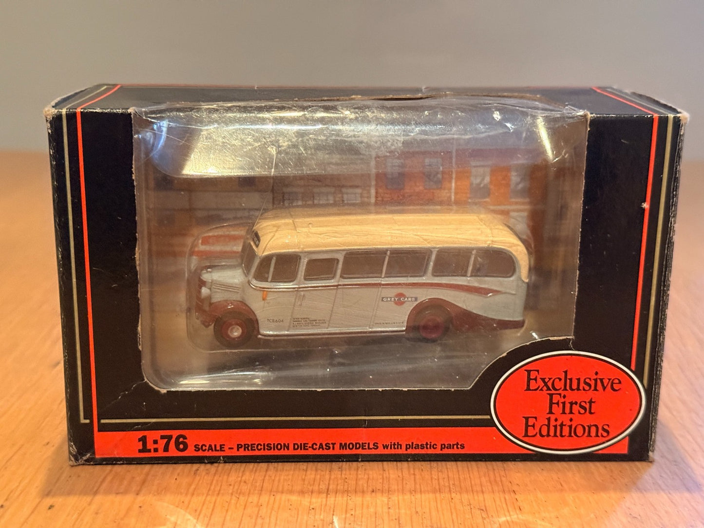 EFE OO Gauge 1:76 20104 -Bedford OB Coach - Grey Cars
