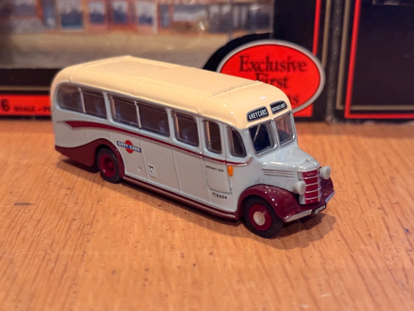 EFE OO Gauge 1:76 20104 -Bedford OB Coach - Grey Cars