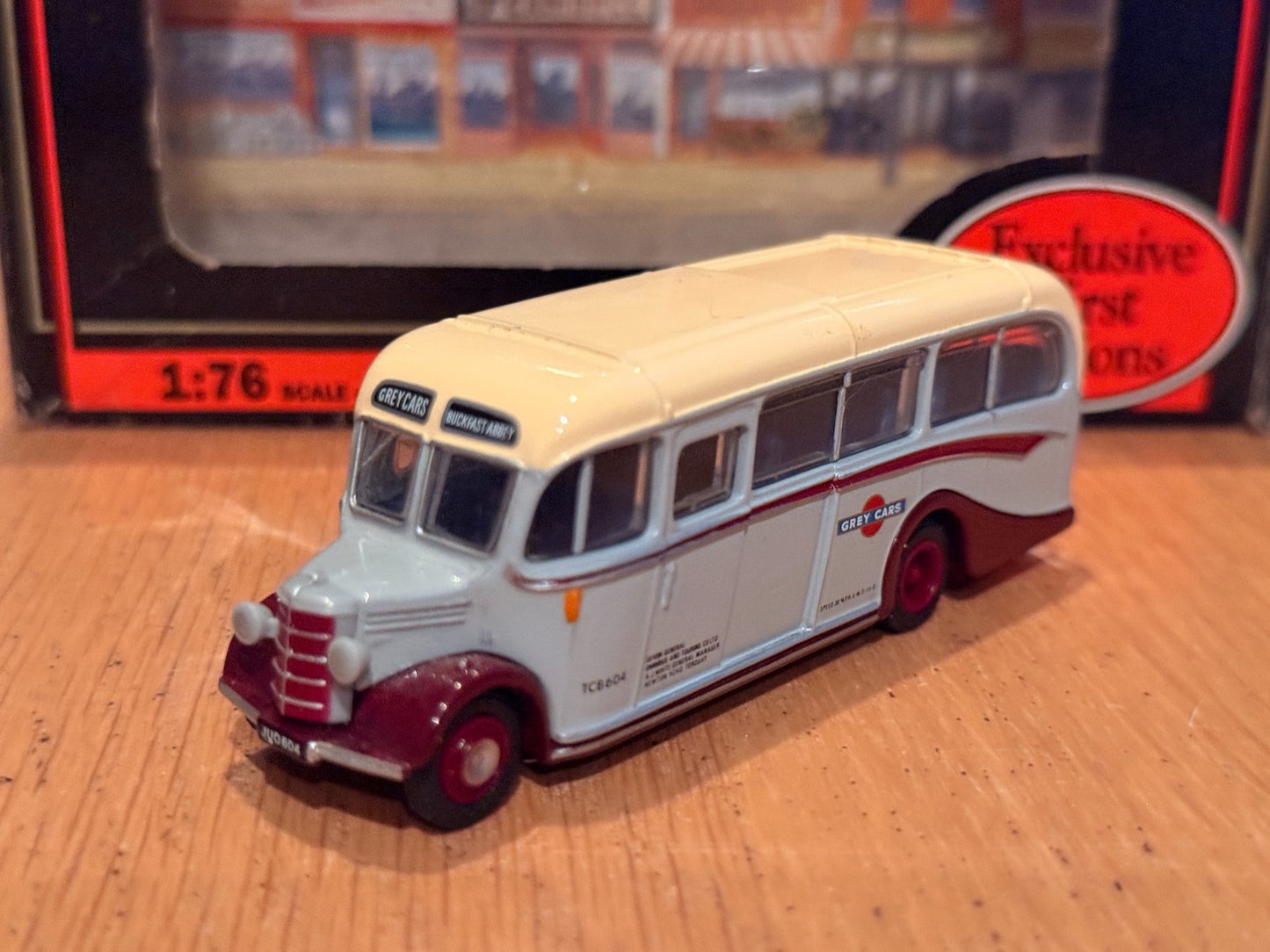 EFE OO Gauge 1:76 20104 -Bedford OB Coach - Grey Cars