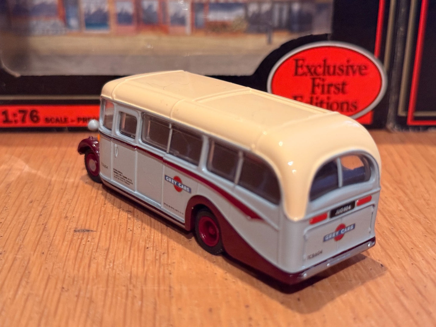 EFE OO Gauge 1:76 20104 -Bedford OB Coach - Grey Cars