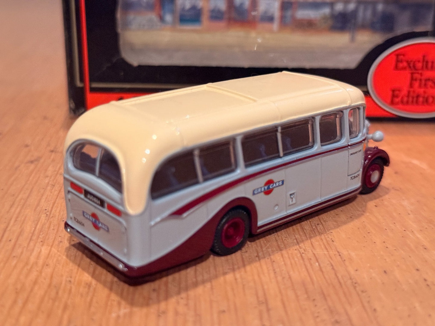 EFE OO Gauge 1:76 20104 -Bedford OB Coach - Grey Cars