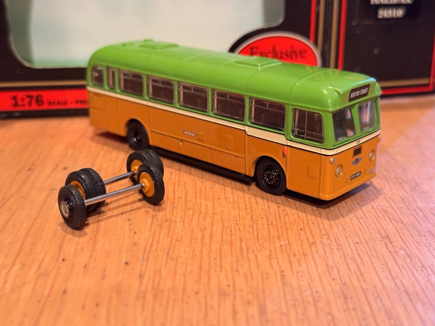 EFE OO Gauge 1:76 24310 -BAEC Reliance BET Style Bus - with spare wheels