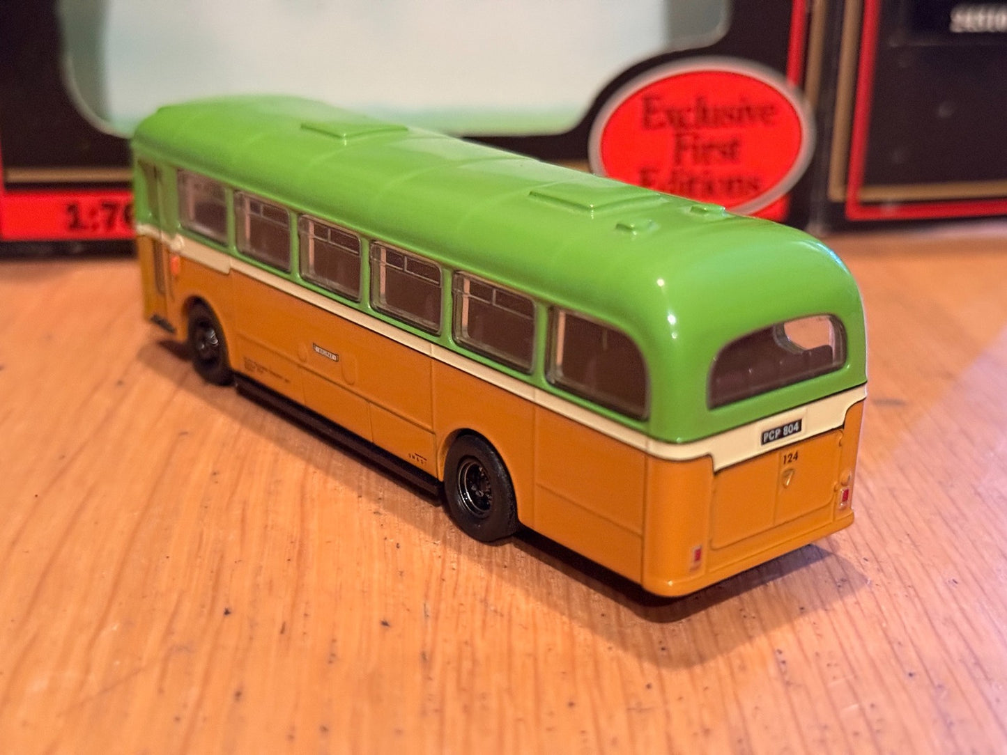 EFE OO Gauge 1:76 24310 -BAEC Reliance BET Style Bus - with spare wheels