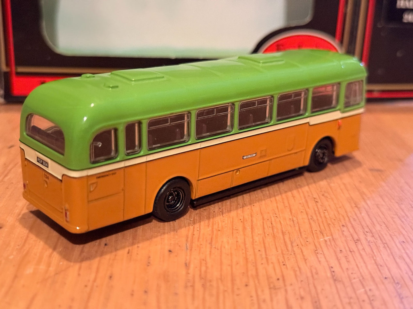 EFE OO Gauge 1:76 24310 -BAEC Reliance BET Style Bus - with spare wheels