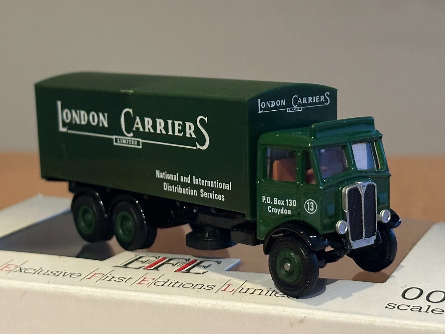 EFE OO Gauge AEC Mammoth 6-wheel Boxvan - London Carriers 10501. Boxed.