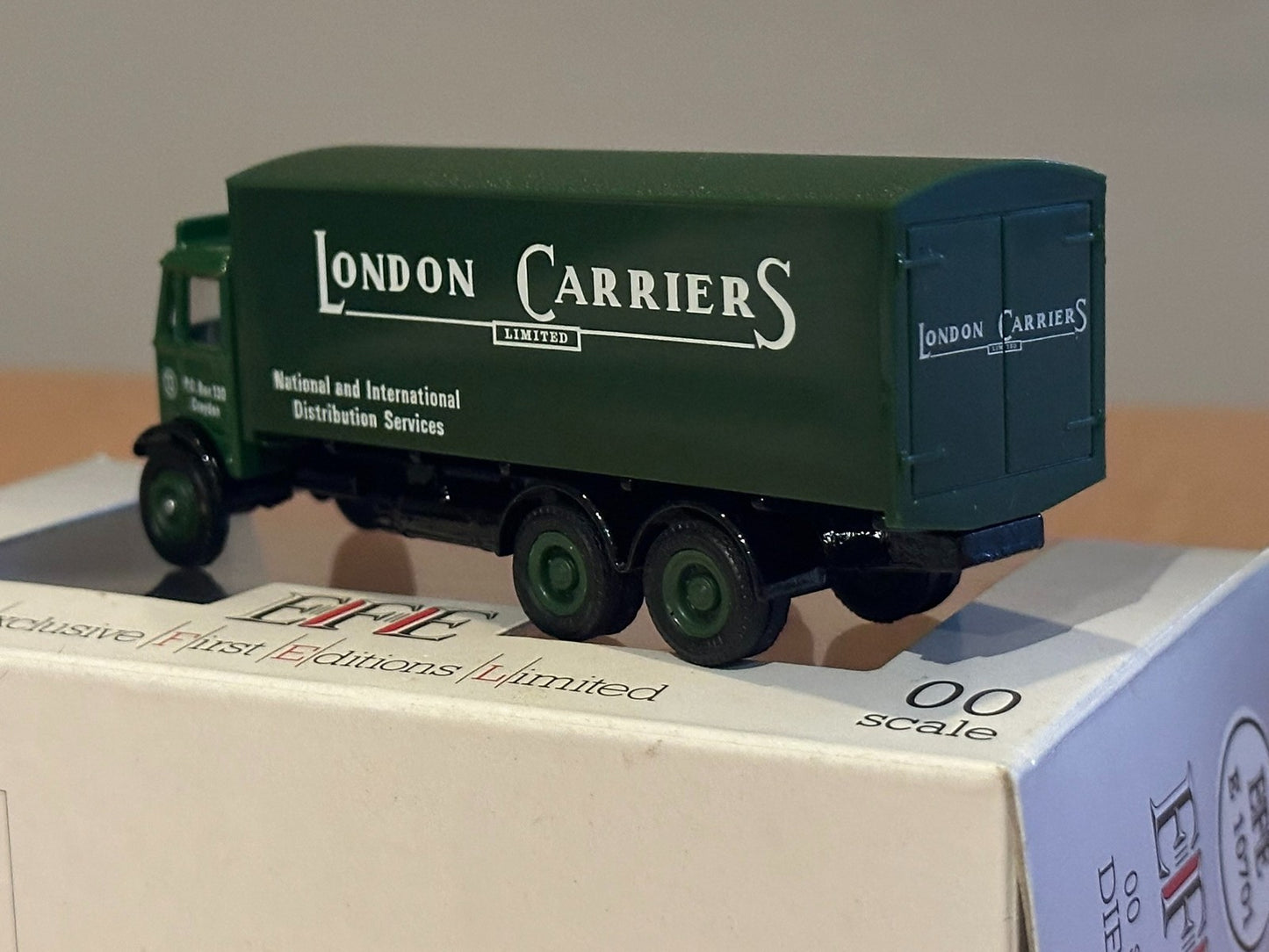 EFE OO Gauge AEC Mammoth 6-wheel Boxvan - London Carriers 10501. Boxed.