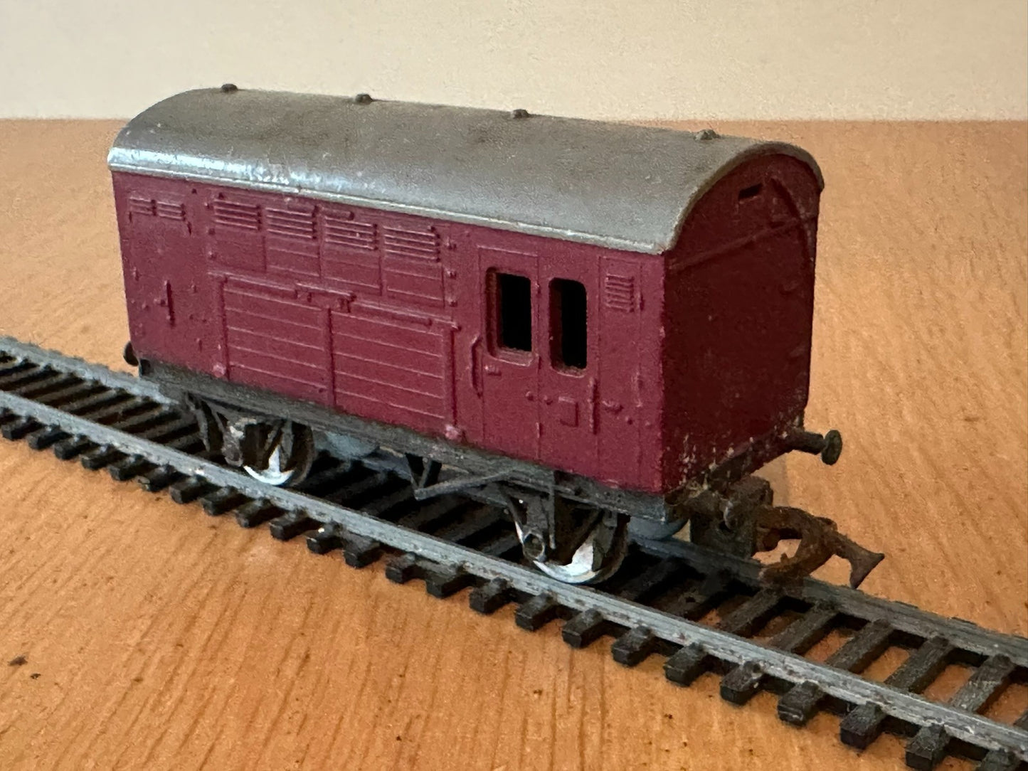 Hornby Tri-Ang R123 OO Gauge Horse Box. Playworn.