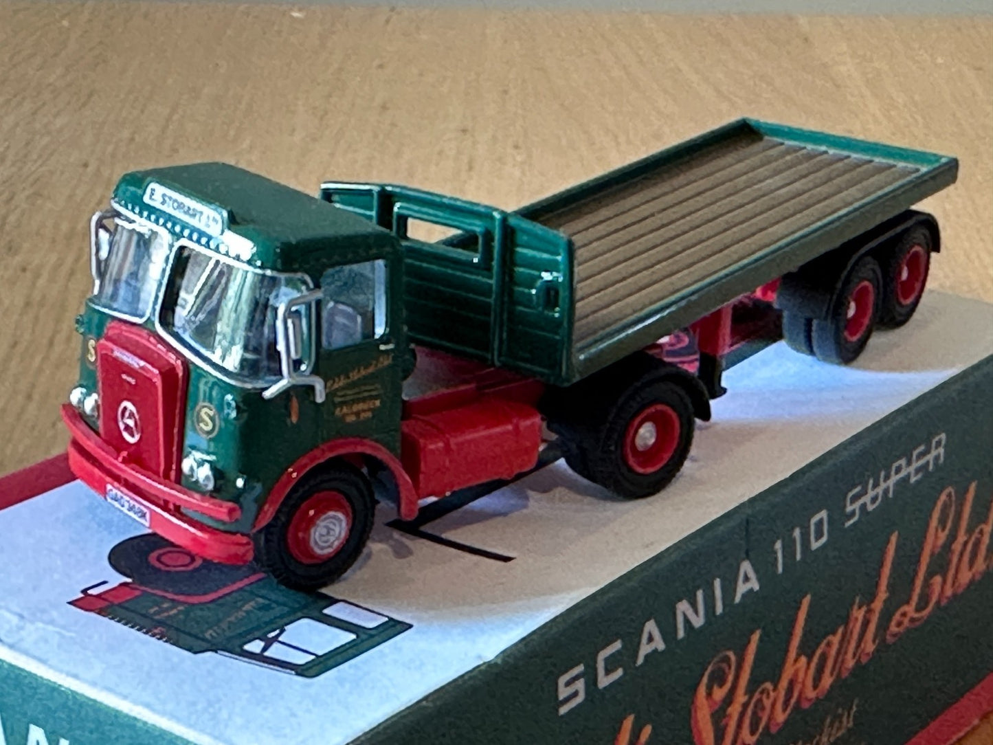Atlas Editions OO Gauge Eddie Stobart - Scania 110 Flatbed