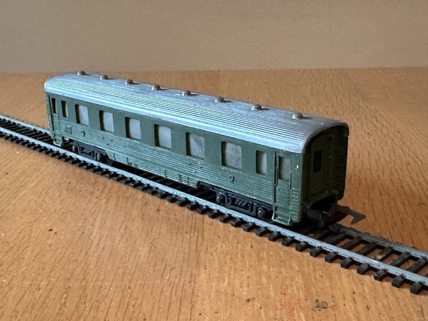 Jouef SNCF 2nd Class Coach - rare. Windows need reglueing
