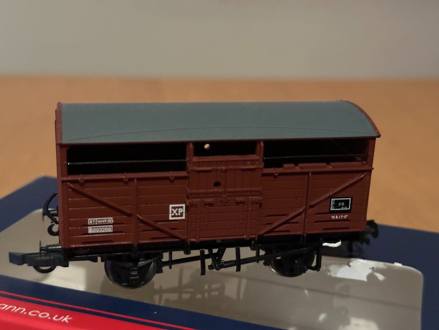 Bachmann 37-712A OO Gauge 8T Cattle Wagon BR Bauxite (Late). Boxed.
