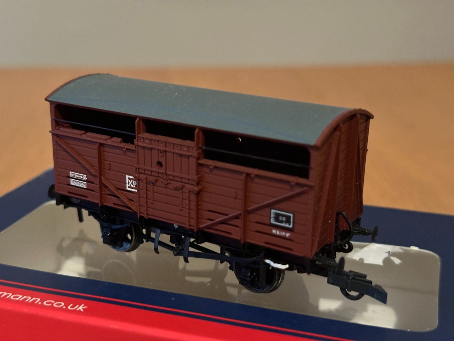 Bachmann 37-712A OO Gauge 8T Cattle Wagon BR Bauxite (Late). Boxed.