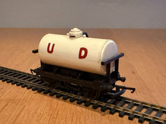 Triang OO Gauge R15 - United Dairies Tank Wagon