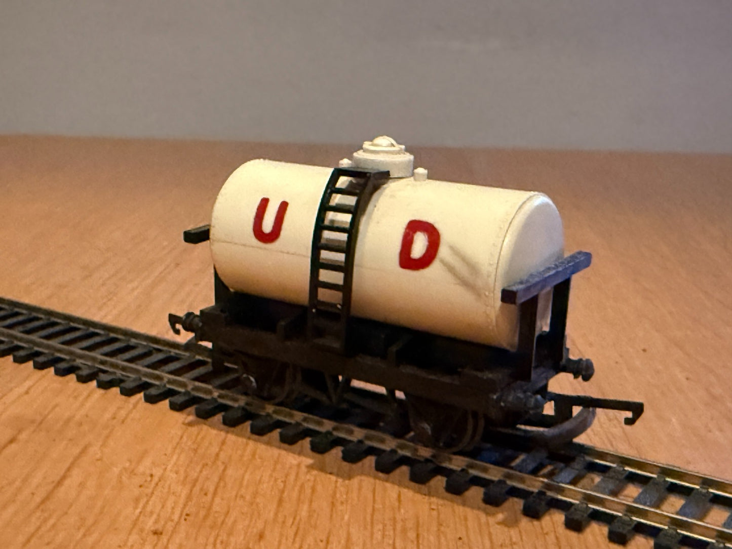 Triang OO Gauge R15 - United Dairies Tank Wagon
