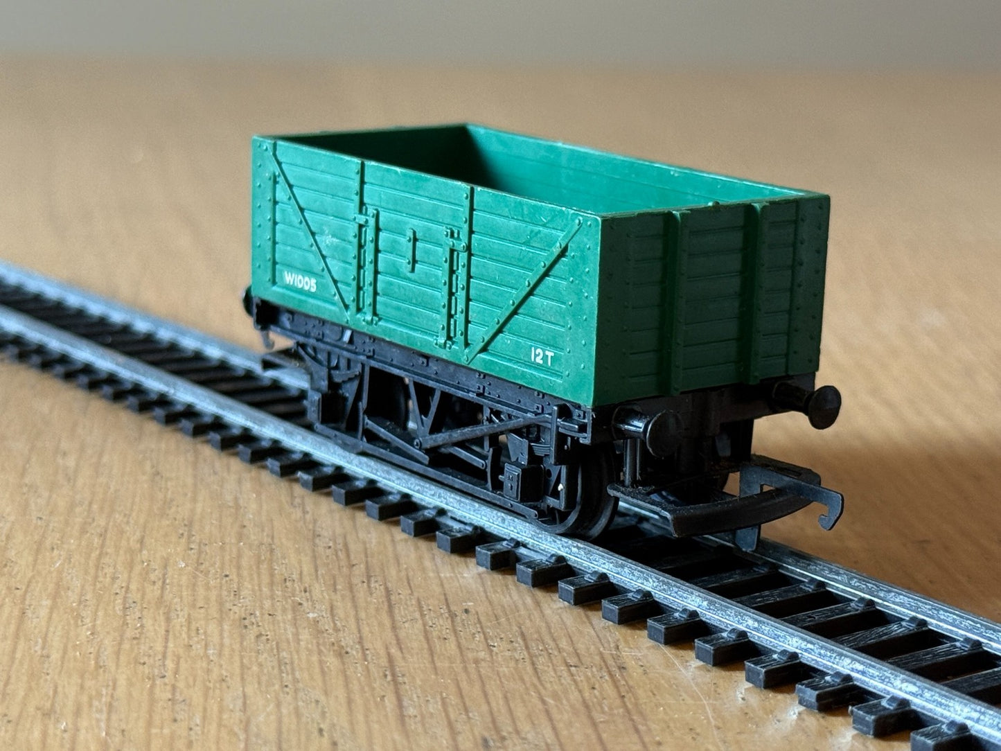 Tri-ang Hornby OO Gauge R10 12 Ton 7 Plank Drop Door Wagon W1005.