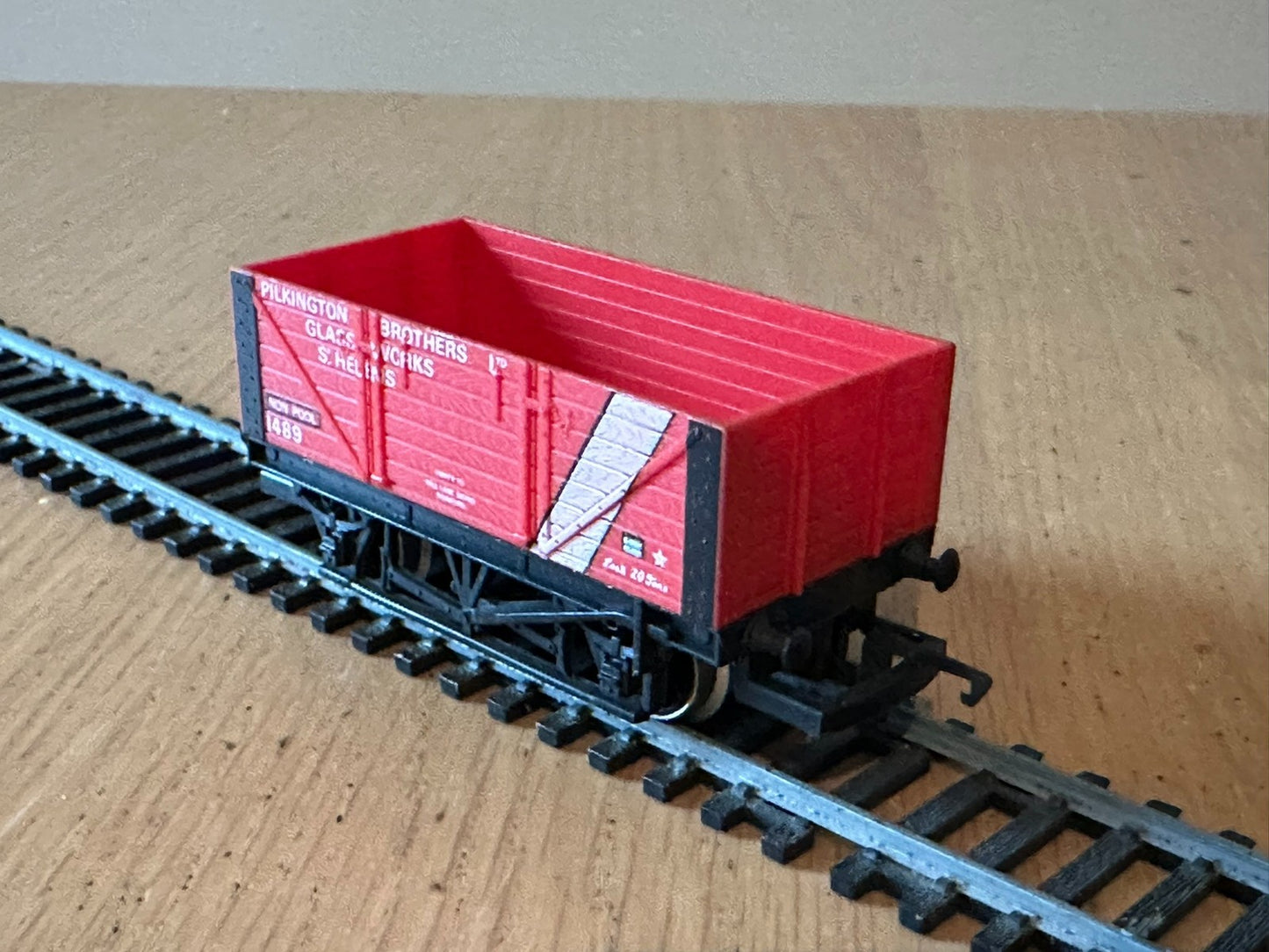 Hornby R094 OO Gauge 'Pilkington Brothers Ltd' 1489 Open Wagon