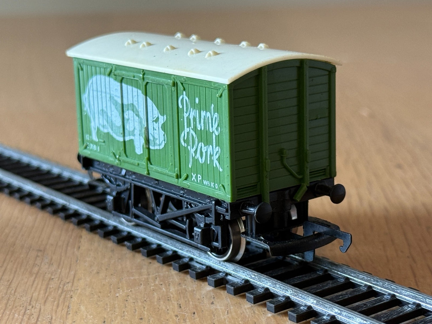Hornby OO Gauge vent Van - Prime Pork. Pre Owned. R216,