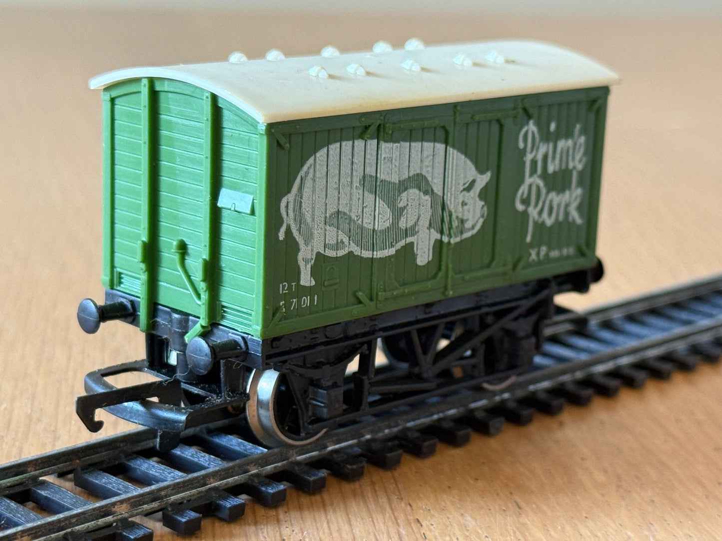 Hornby OO Gauge vent Van - Prime Pork. Pre Owned. R216,