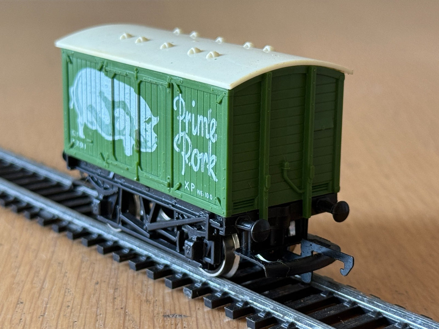 Hornby OO Gauge vent Van - Prime Pork. Pre Owned. R216,